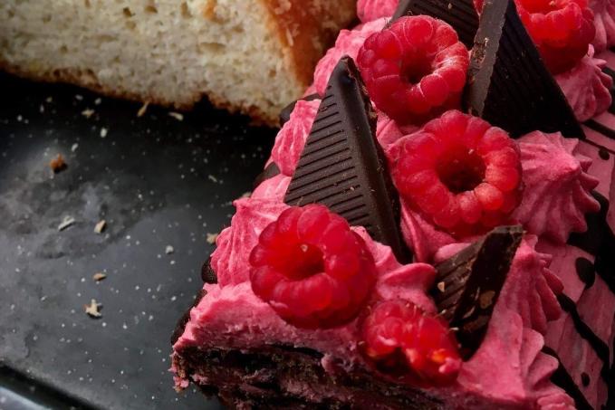 Kakaová roláda s malinovým krémem