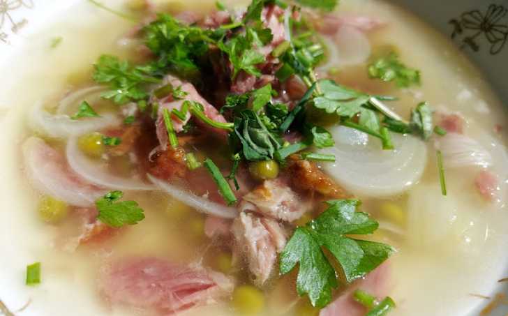 Uzená polévka s hráškem a cibulí