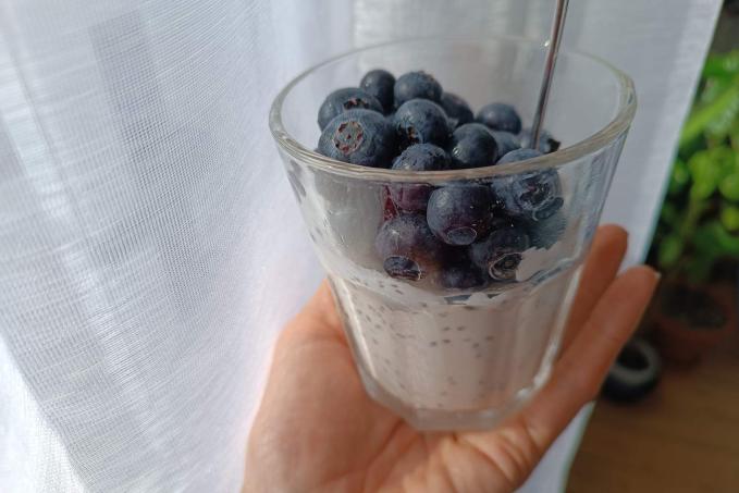 Tvaroh s chia semínky a borůvkami