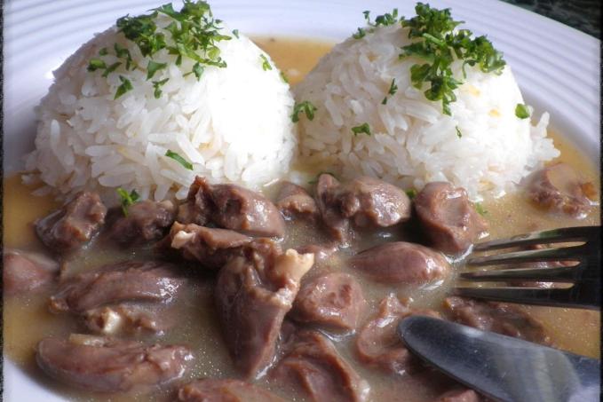 KUŘECÍ SRDÍČKA DUŠENÁ NA ŠPEKU