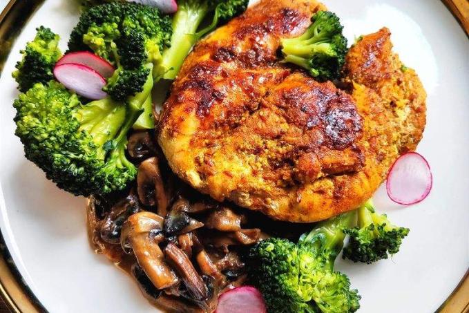 Kuřecí prso v koření Tandoori, vařená brokolice a žampionové ragú