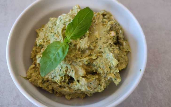 Jarní tvarohová pomazánka s hráškem a bylinkami