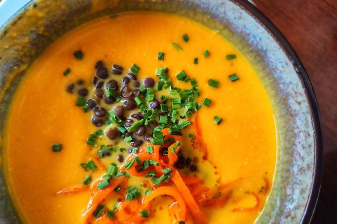 Polévka z pečené dýně a černé čočky