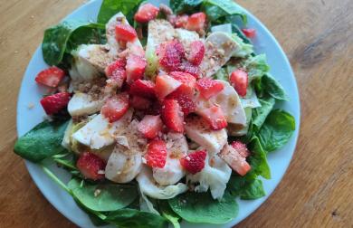 Zelený salát s mozzarellou a jahodami