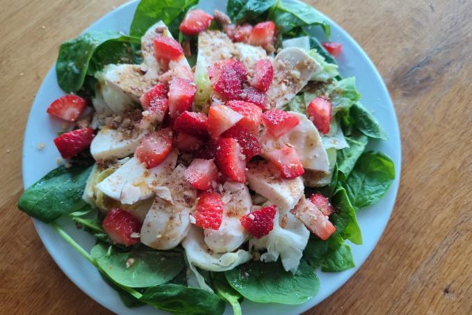 Zelený salát s mozzarellou a jahodami