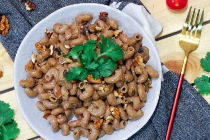 Krémové těstoviny s houbami a ořechy