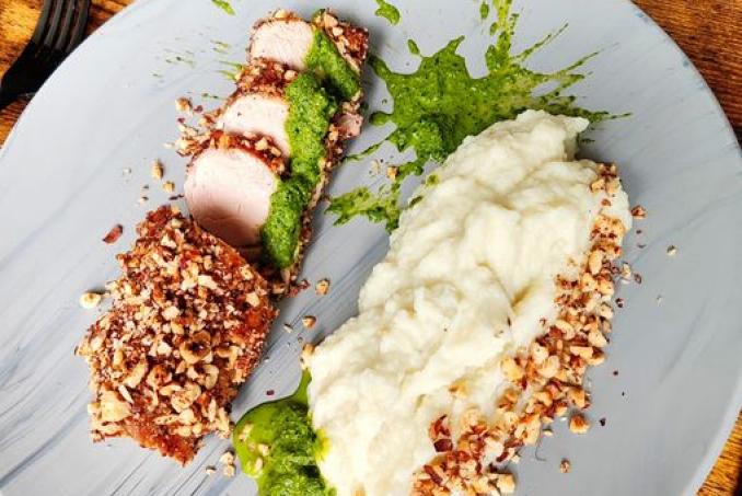 Vepřová panenka v ořechové krustě, květáková kaše, omáčka z medvědího česneku