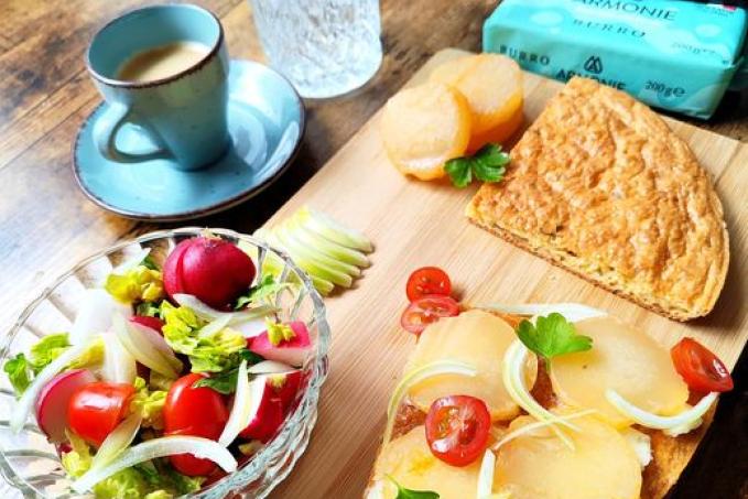 Sýrová placka s máslem a tvarůžkama