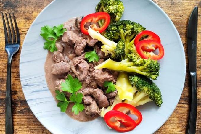 Kuřecí játra na hořčici s brokolicí