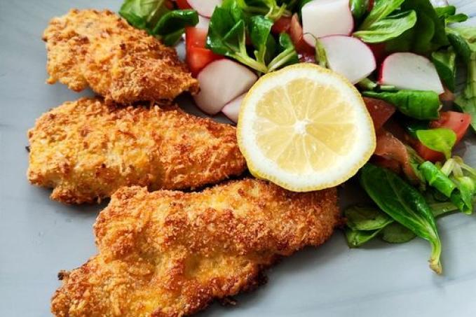 Pikantní kuřecí stripsy se salátem