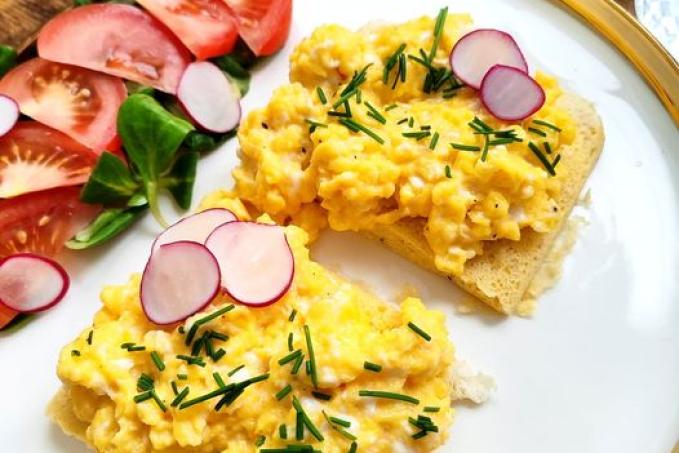 Krémová míchaná vajíčka na mandlovém toastu