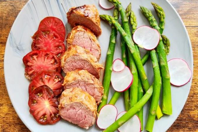 Vepřová panenka v parmazánovo-hořčičné krustě s chřestem