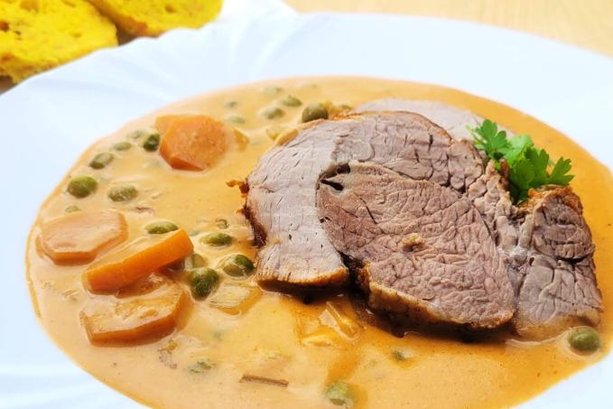 VEPŘOVÁ BRATISLAVSKÁ PLEC S MANDLOVÝM KNEDLÍKEM