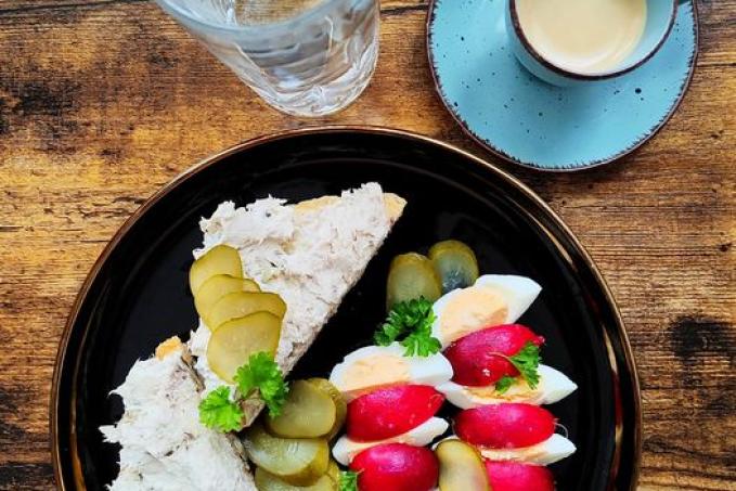 Rybičková pomazánka na mandlovém toastu