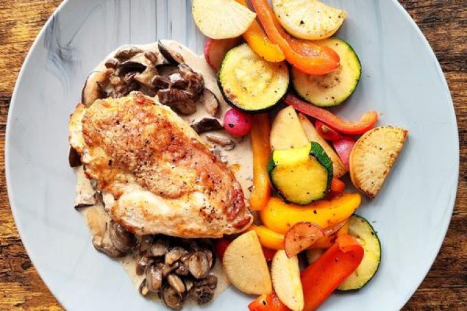 Kuřecí prso s "grilovanou" zeleninou a hříbkovou omáčkou