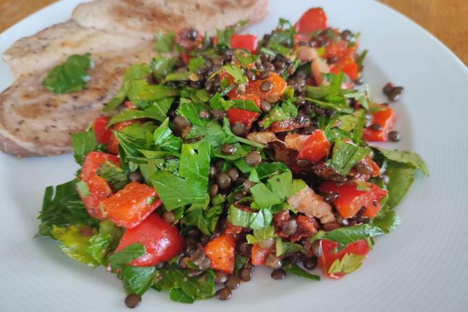 Teplý čočkový salát s paprikou a petrželkou