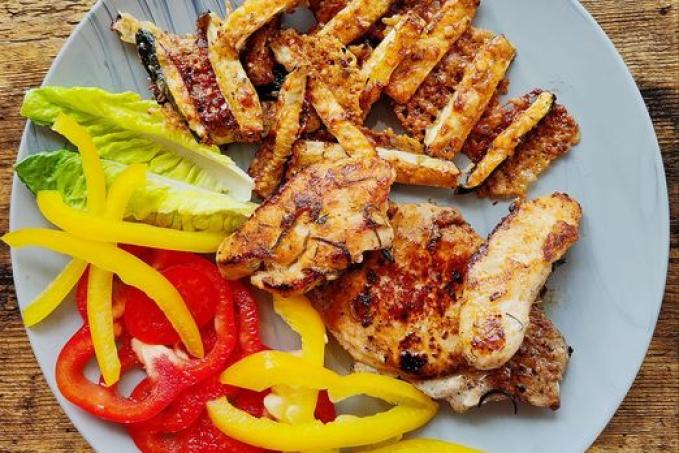 Kuřecí steak a cuketové hranolky s parmazánem