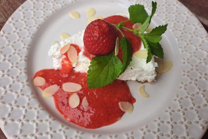 Nepečený tvarohový dort s hrudkovitým tvarohem plný bílkovin