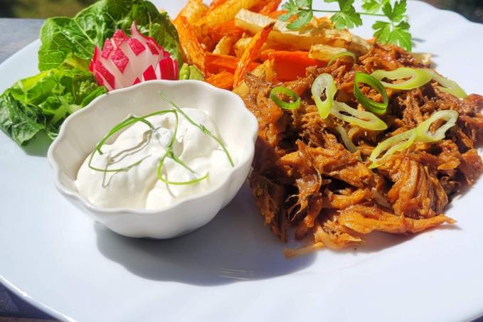 TRHANÉ VEPŘOVÉ MASO S CELEROVÝMI A MRKVOVÝMI HRANOLKY