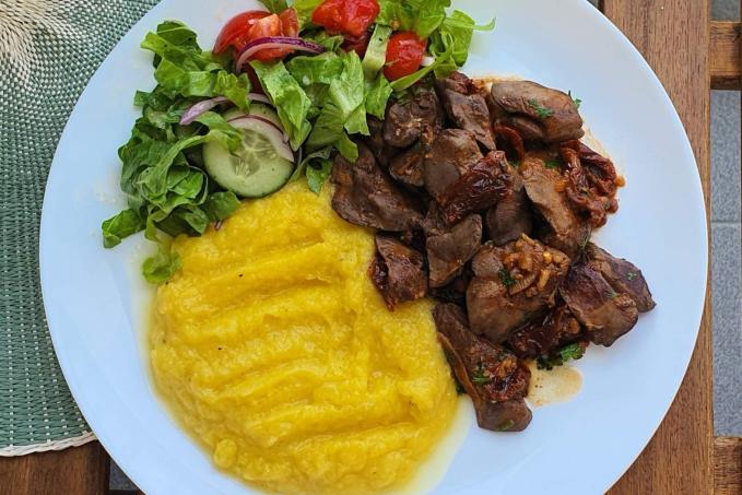 Kuřecí játra se sušenými rajčaty, dýňovým pyré a salátem