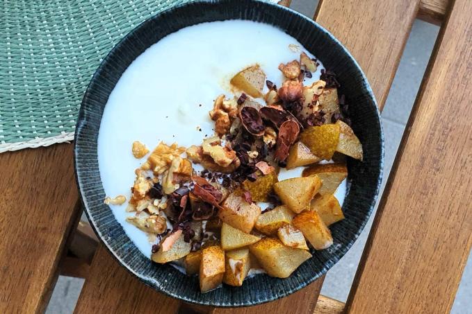 Jogurt s hruškou a oříšky