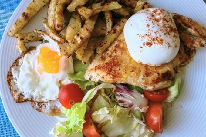 Celerové hranolky, kuřecí prso, mozzarella a volské oko