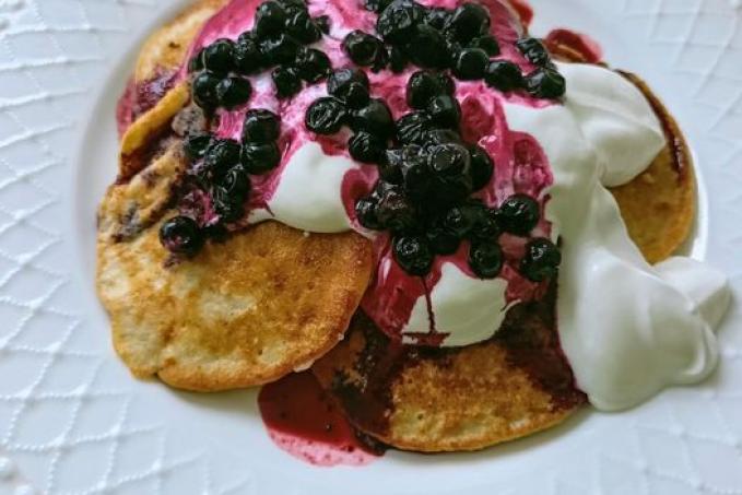 Diabetické lívanečky s kysanou smetanou a borůvkami