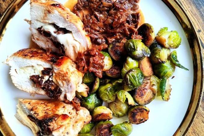 Plněné kuřecí prso, omáčka se sušenými rajčaty a růžičková kapusta