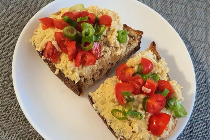 Drožďová pomazánka s pečivem