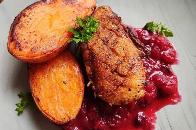 Kachní prso s brusinkovou omáčkou a batátem