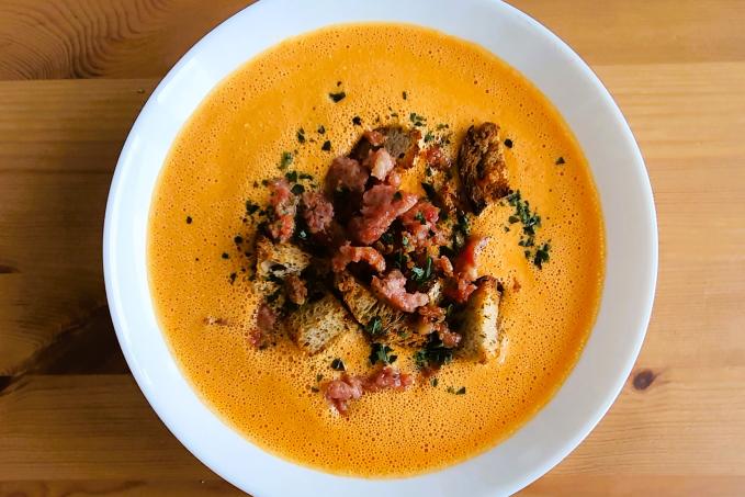 Krémová rajčatová polévka s cottage sýrem