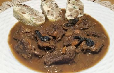 Hovězí krk na houbách a kořenové zelenině, karlovarský knedlík - LC