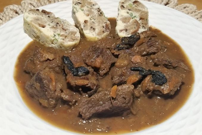 Hovězí krk na houbách a kořenové zelenině, karlovarský knedlík - LC