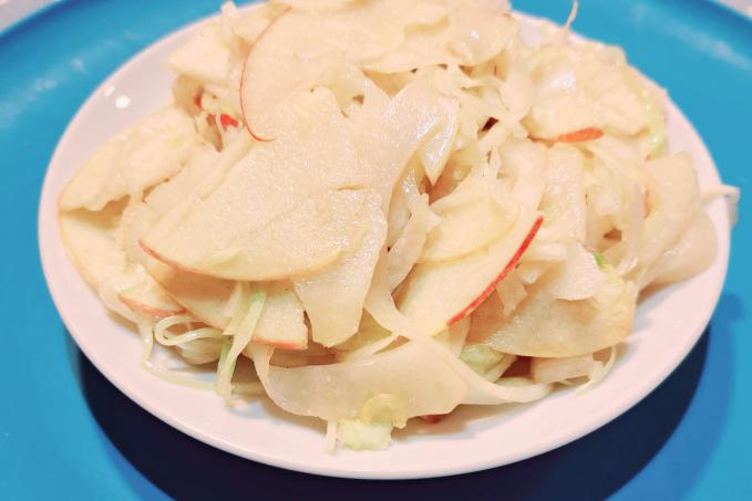 Feniklový šalát s kapustou a jablkom