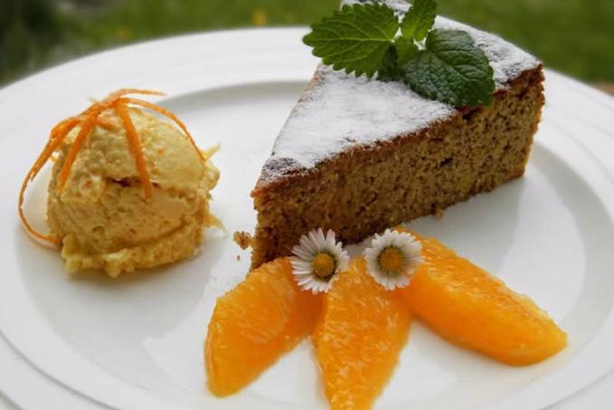 Pomerančový dort bez mouky s domácí pomerančovou zmrzlinou