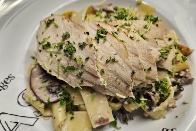 Kohoutí prsa sous vide se žampionovým ragú