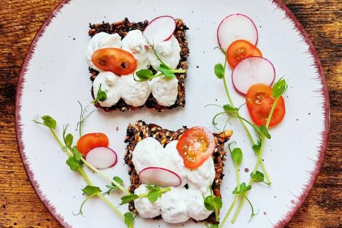 Nivová pomazánka a semínkové krekry