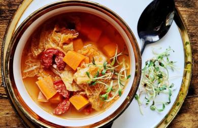 Kapustová polévka s klobásou a batátem