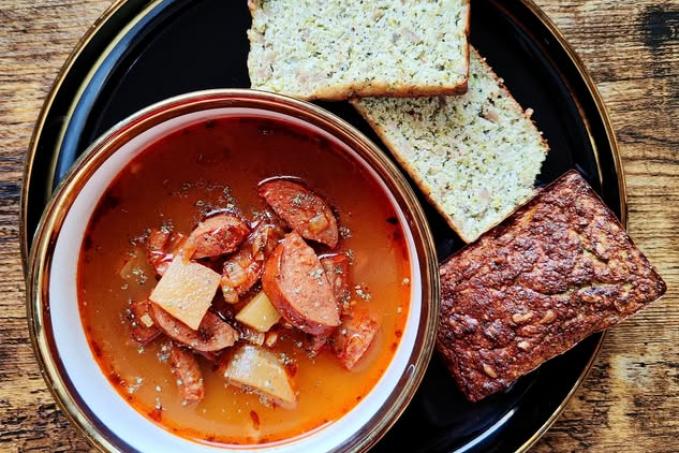 Gulášová polévka a brokolicové bagetky