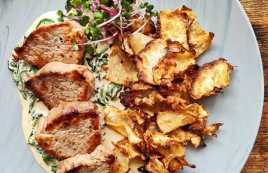 Medailonky z vepřové panenky, smetanový špenát a celerové chipsy