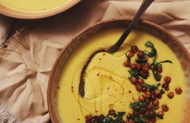 Karfiolové veluté s chrumkavým cícerom