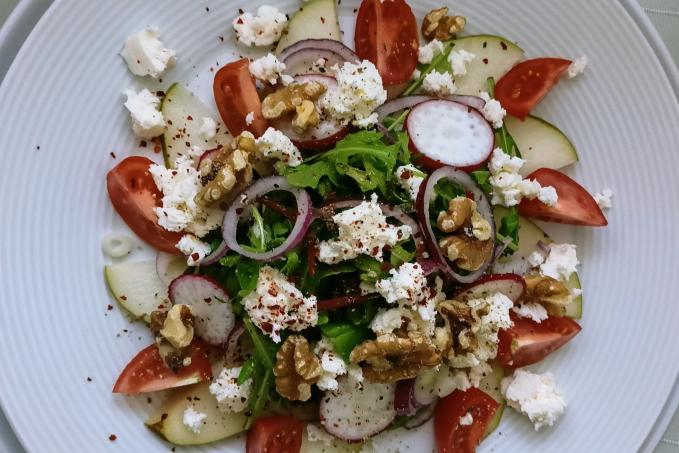 Salát s hruškou a balkánským sýrem