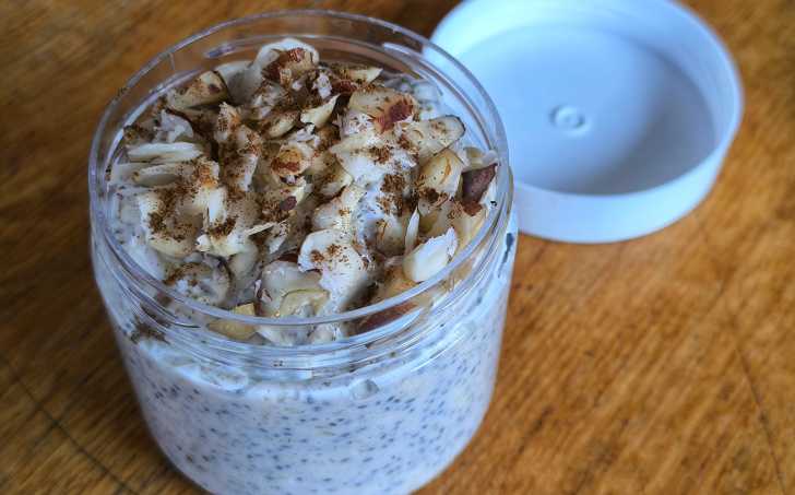 Jablečná svačinka do sklenice s ořechy, jogurtem a chia