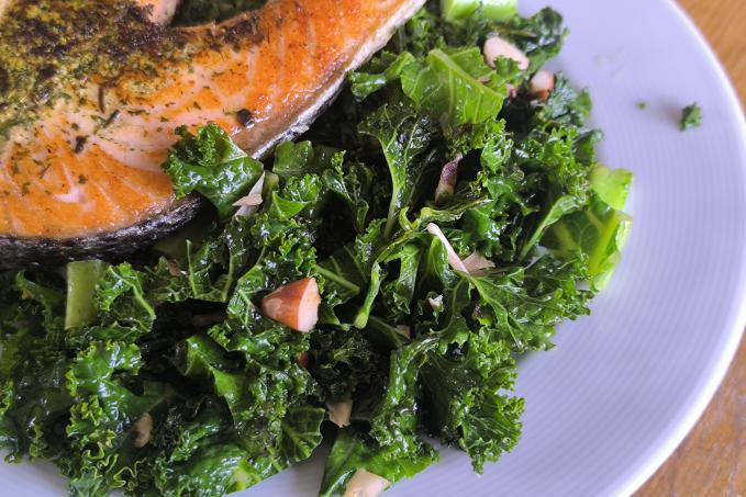 Restovaný kadeřávek s para ořechy