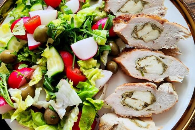 Plněné kuřecí prso se salátem