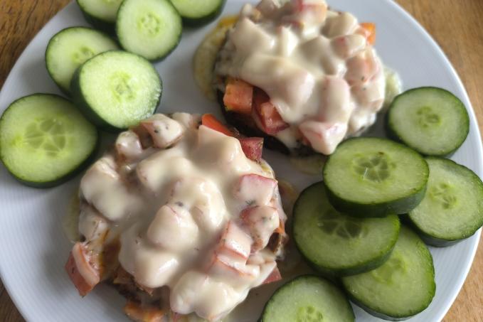 Zapečený LC chléb s rajčaty a okurkou