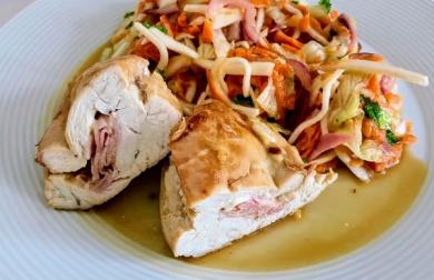 Kuřecí prso se zeleninovým salátem