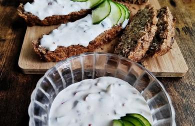 Tvarohová pomazánka a chléb z lněného a slunečnicového semínka