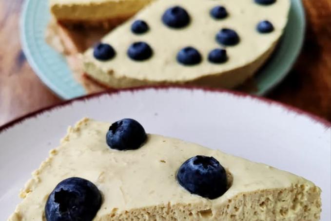 Pistáciový dort s borůvkami