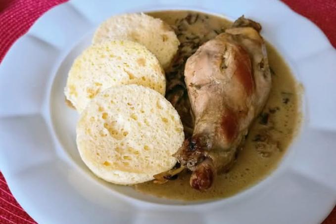 Králík na houbách  a paloučkový knedlík